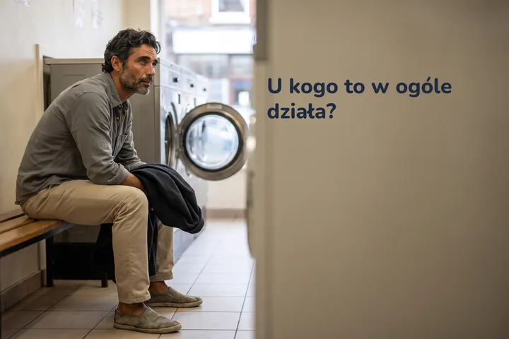 U kogo to w ogóle działa? — mężczyzna czeka na ławce w pralni samoobsługowej w płaskim świetle przedpołudnia