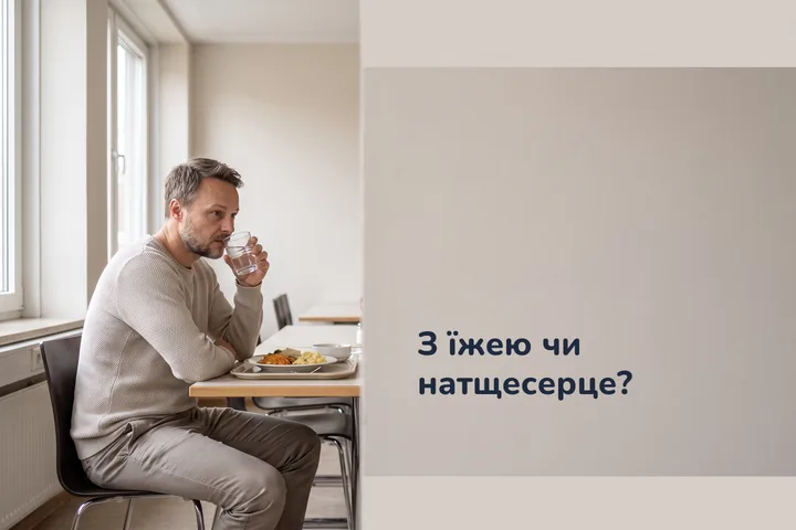 З їжею чи натщесерце? — чоловік над своїм обідом за столом їдальні серед дня