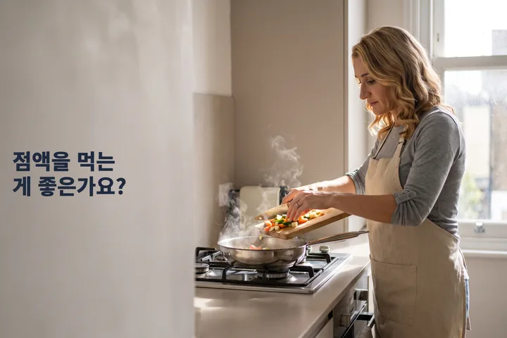 점액을 먹는 게 좋은가요? — 마흔 무렵의 여자가 아침 주방에서 썬 채소를 팬에 쏟아 넣는다
