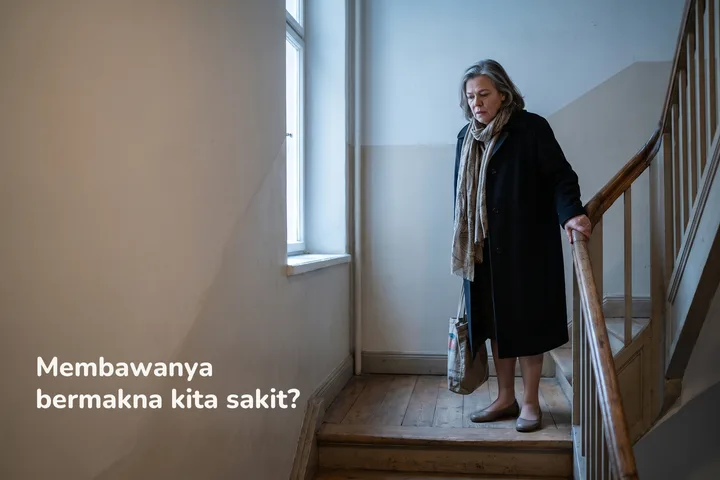 Membawanya bermakna kita sakit? — seorang wanita 70-an berehat di pelantar tangga dengan beg belanjanya