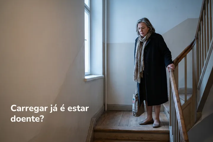 Carregar já é estar doente? — uma mulher de uns setenta anos descansa no patamar da escada com a sacola de compras