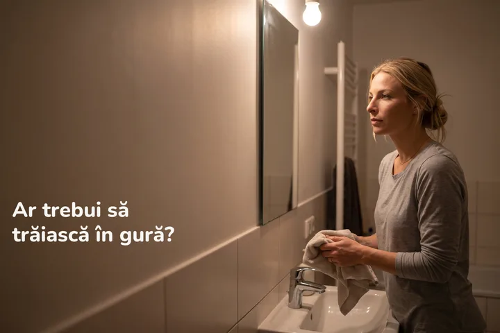 Ar trebui să trăiască în gură? — o femeie își usucă mâinile la chiuveta din baie, târziu în noapte