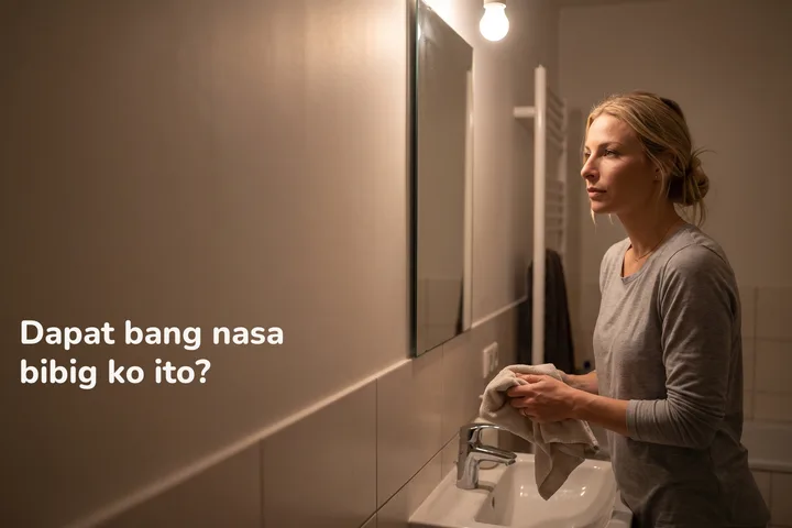 Dapat bang nasa bibig ko ito? — isang babaeng nagpapatuyo ng kamay sa lababo ng banyo nang gabing-gabi